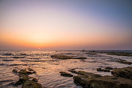 שמיים כתומים